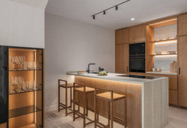 Maison Vue is a meticulously renovated three-level townhouse for sale located in the secure, well-maintained community of La Quinta Hills in Benahavís.
