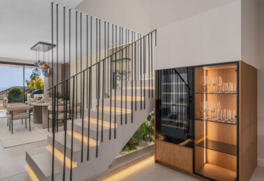 Maison Vue is a meticulously renovated three-level townhouse for sale located in the secure, well-maintained community of La Quinta Hills in Benahavís.