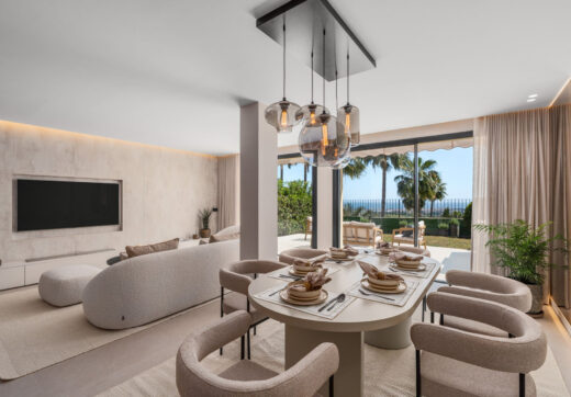 Maison Vue is a meticulously renovated three-level townhouse for sale located in the secure, well-maintained community of La Quinta Hills in Benahavís.