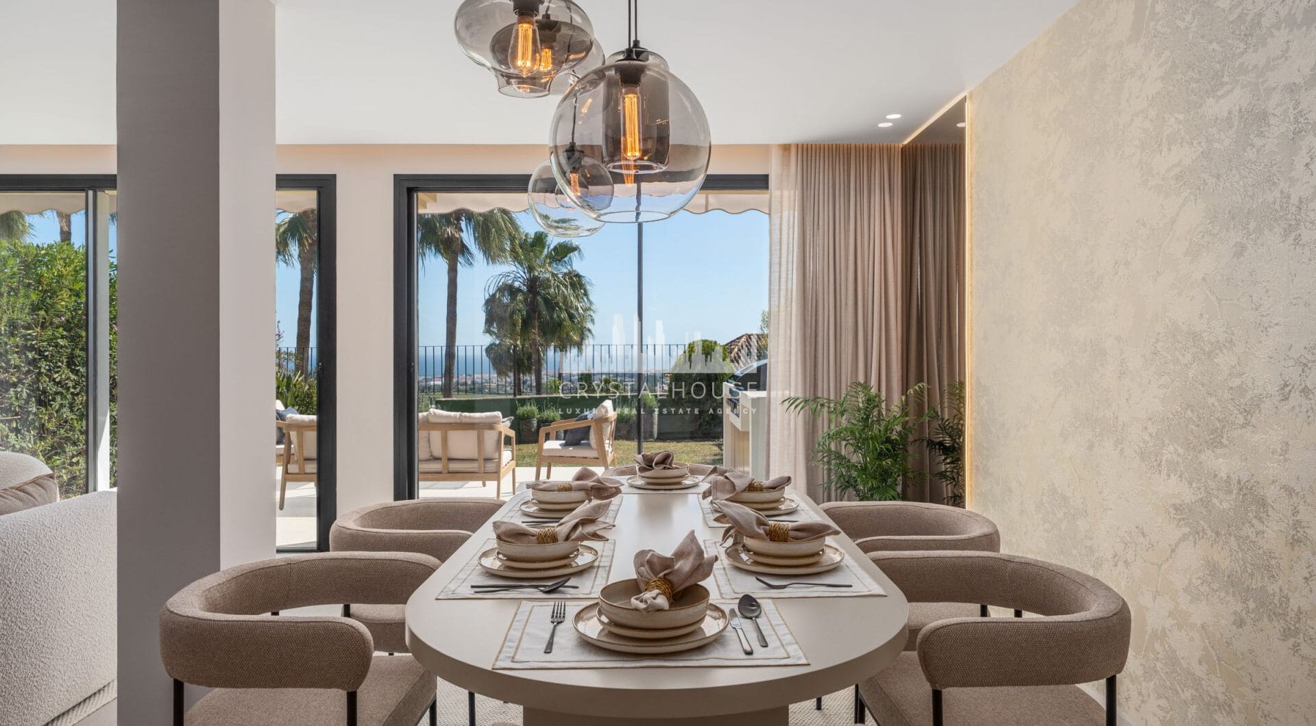 Maison Vue is a meticulously renovated three-level townhouse for sale located in the secure, well-maintained community of La Quinta Hills in Benahavís.
