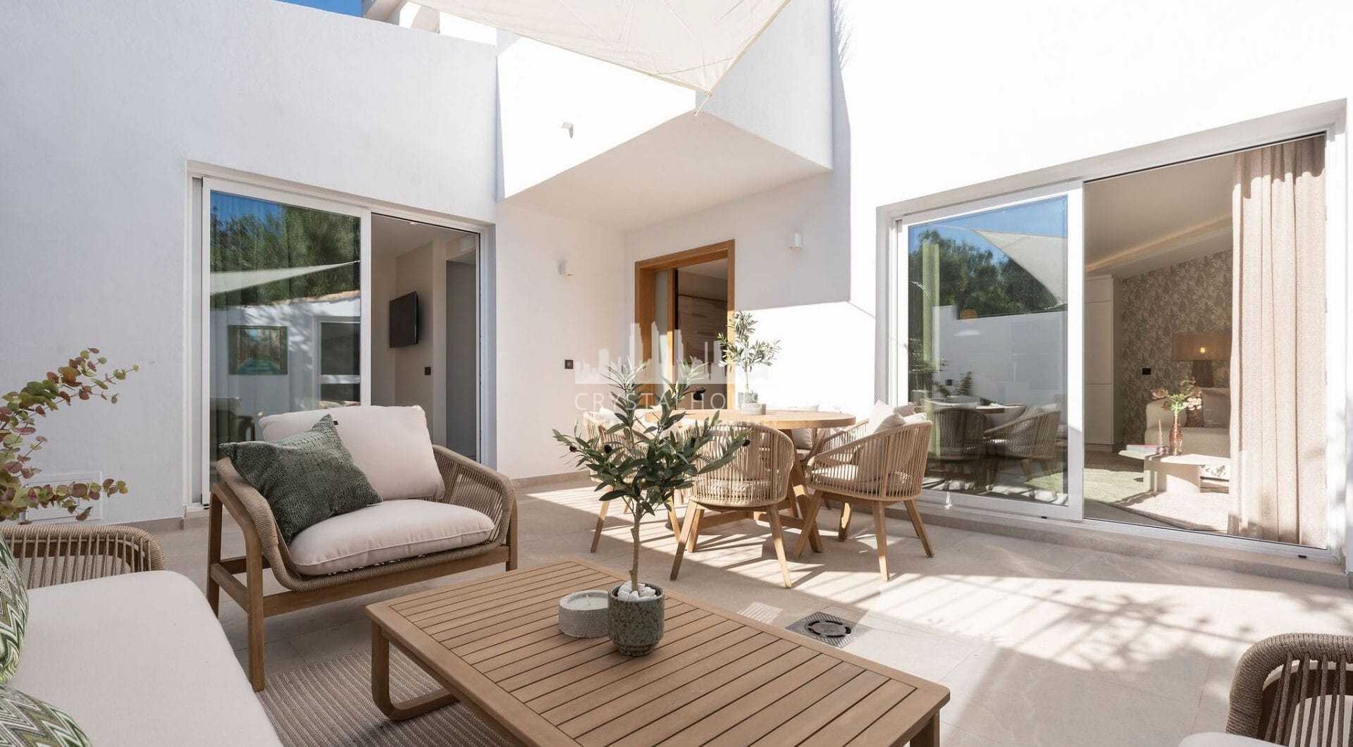 Located in the inviting expanse of Nueva Andalucía, just a brief stroll from the golden shores of Mistral beach and a minute’s drive from local shopping options.