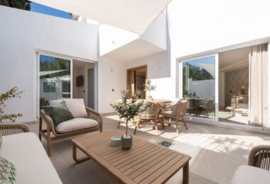 Located in the inviting expanse of Nueva Andalucía, just a brief stroll from the golden shores of Mistral beach and a minute’s drive from local shopping options.