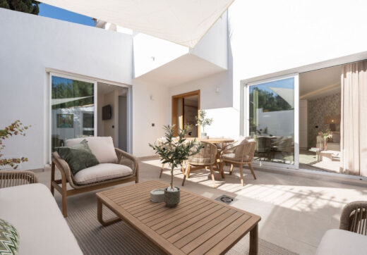 Located in the inviting expanse of Nueva Andalucía, just a brief stroll from the golden shores of Mistral beach and a minute’s drive from local shopping options.