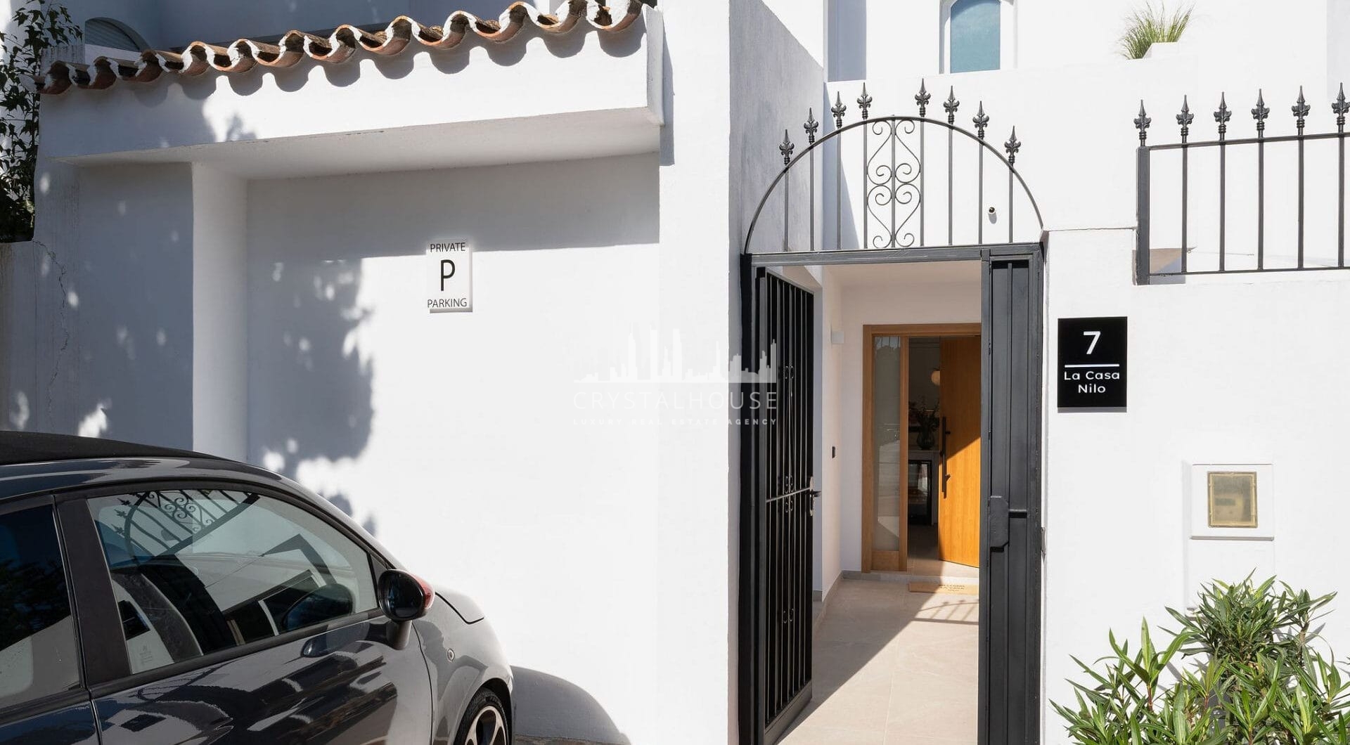 Located in the inviting expanse of Nueva Andalucía, just a brief stroll from the golden shores of Mistral beach and a minute’s drive from local shopping options.
