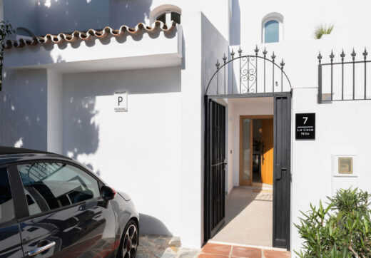Located in the inviting expanse of Nueva Andalucía, just a brief stroll from the golden shores of Mistral beach and a minute’s drive from local shopping options.