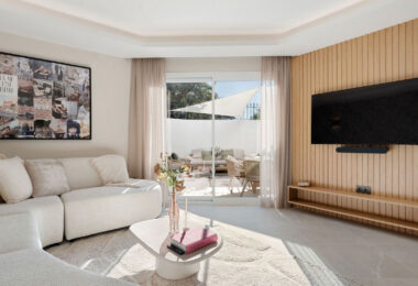 Located in the inviting expanse of Nueva Andalucía, just a brief stroll from the golden shores of Mistral beach and a minute’s drive from local shopping options.