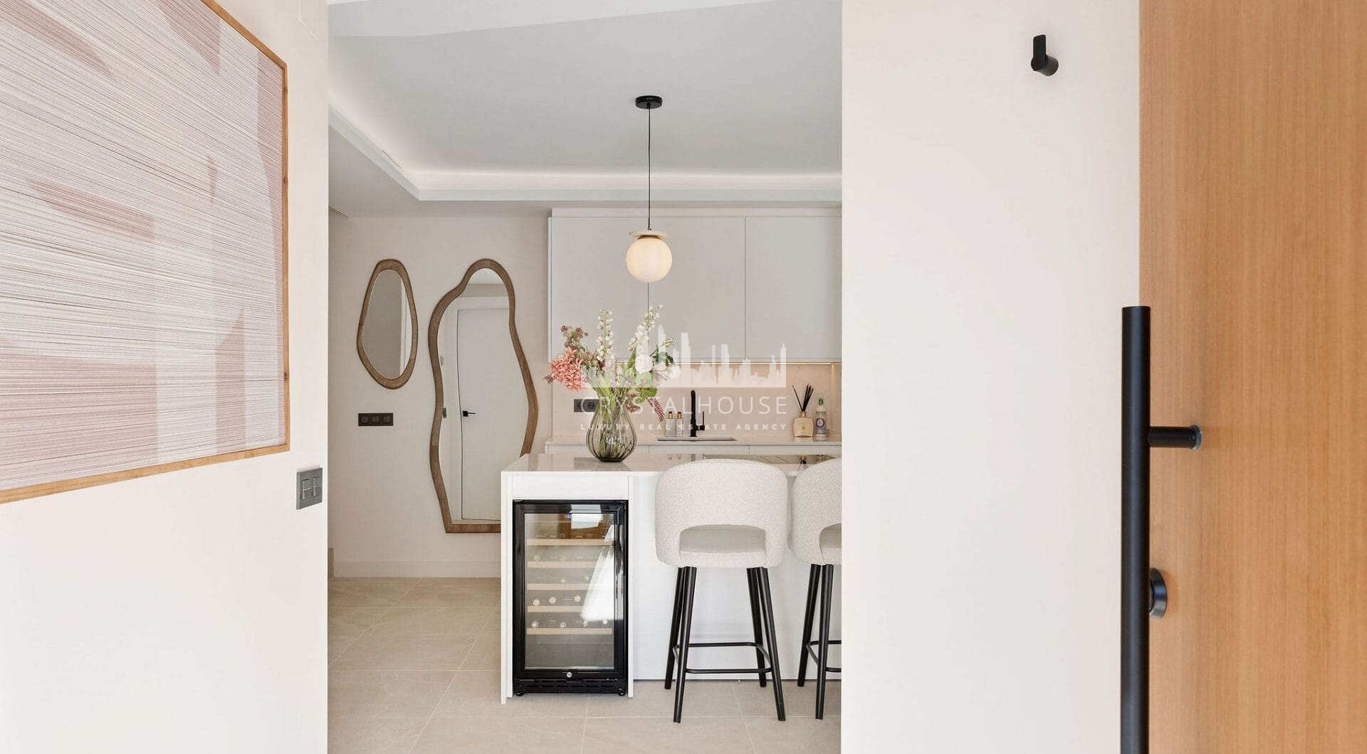 Located in the inviting expanse of Nueva Andalucía, just a brief stroll from the golden shores of Mistral beach and a minute’s drive from local shopping options.