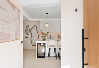 Located in the inviting expanse of Nueva Andalucía, just a brief stroll from the golden shores of Mistral beach and a minute’s drive from local shopping options.