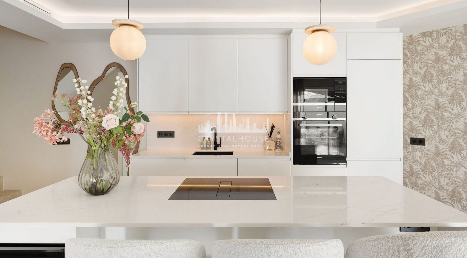 Located in the inviting expanse of Nueva Andalucía, just a brief stroll from the golden shores of Mistral beach and a minute’s drive from local shopping options.
