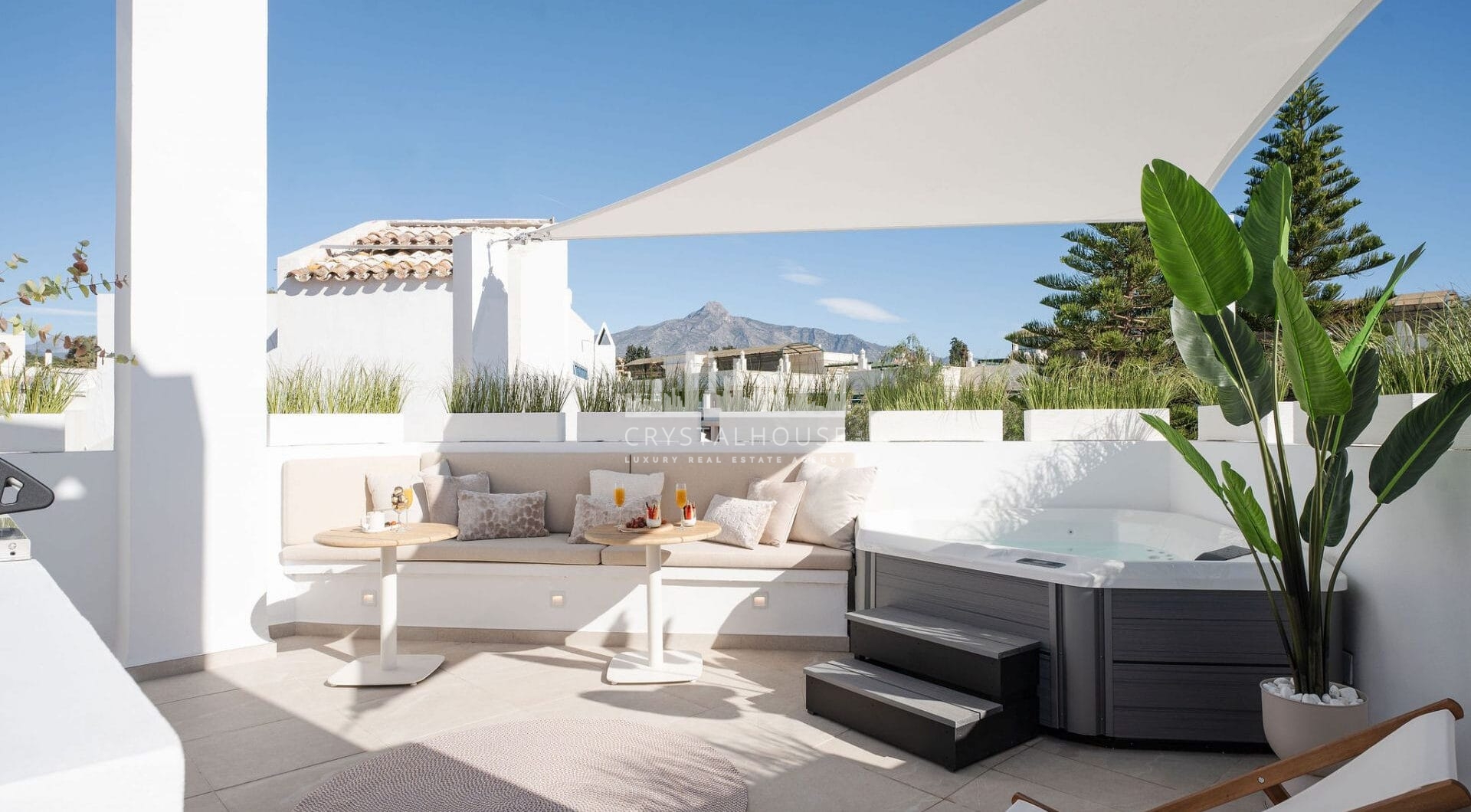 Located in the inviting expanse of Nueva Andalucía, just a brief stroll from the golden shores of Mistral beach and a minute’s drive from local shopping options.