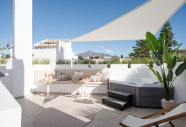 Located in the inviting expanse of Nueva Andalucía, just a brief stroll from the golden shores of Mistral beach and a minute’s drive from local shopping options.