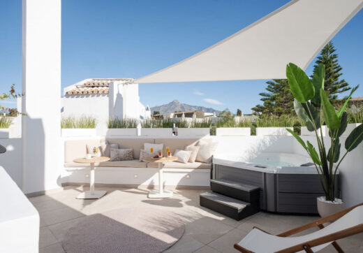 Located in the inviting expanse of Nueva Andalucía, just a brief stroll from the golden shores of Mistral beach and a minute’s drive from local shopping options.