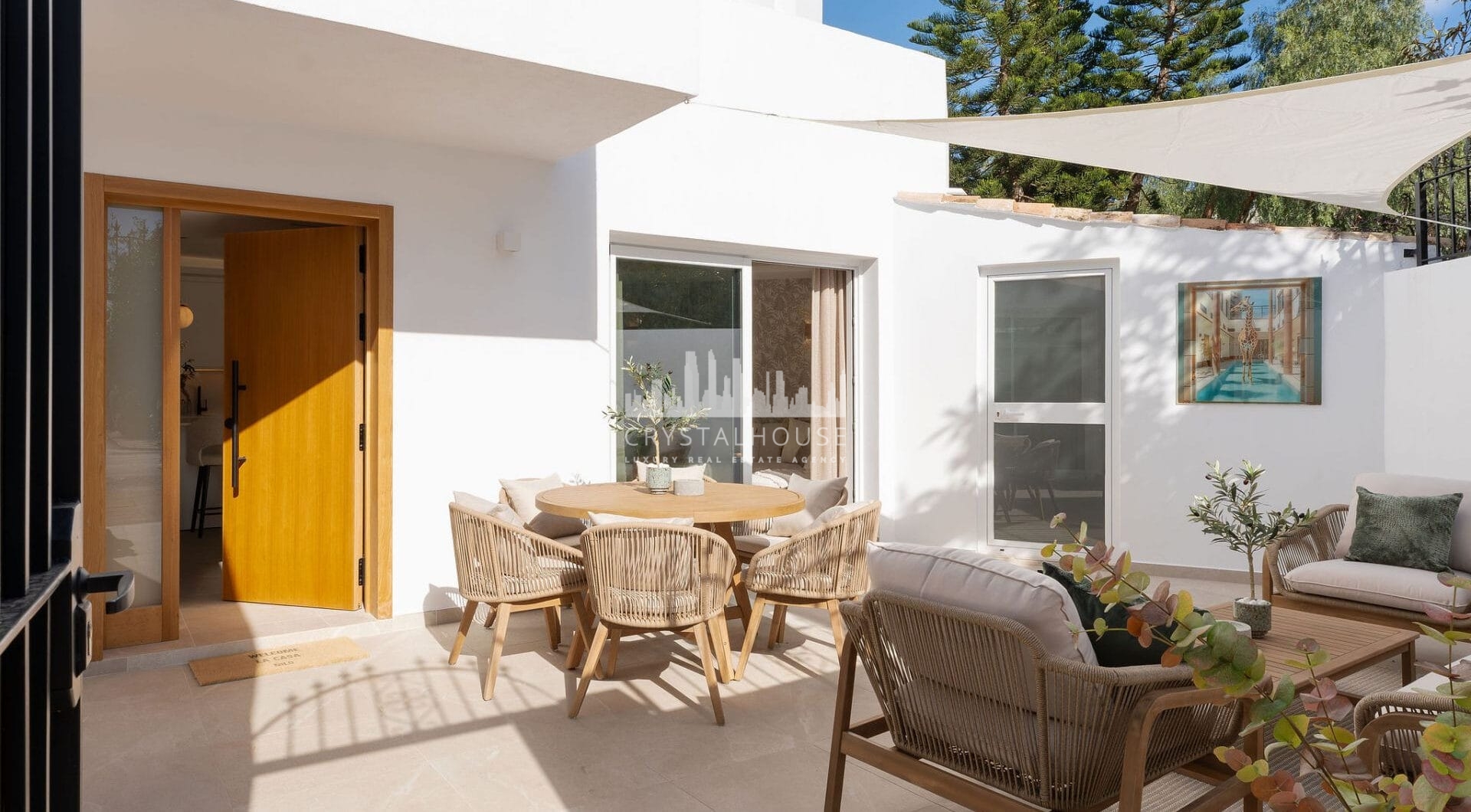 Located in the inviting expanse of Nueva Andalucía, just a brief stroll from the golden shores of Mistral beach and a minute’s drive from local shopping options.