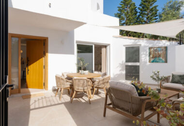 Located in the inviting expanse of Nueva Andalucía, just a brief stroll from the golden shores of Mistral beach and a minute’s drive from local shopping options.