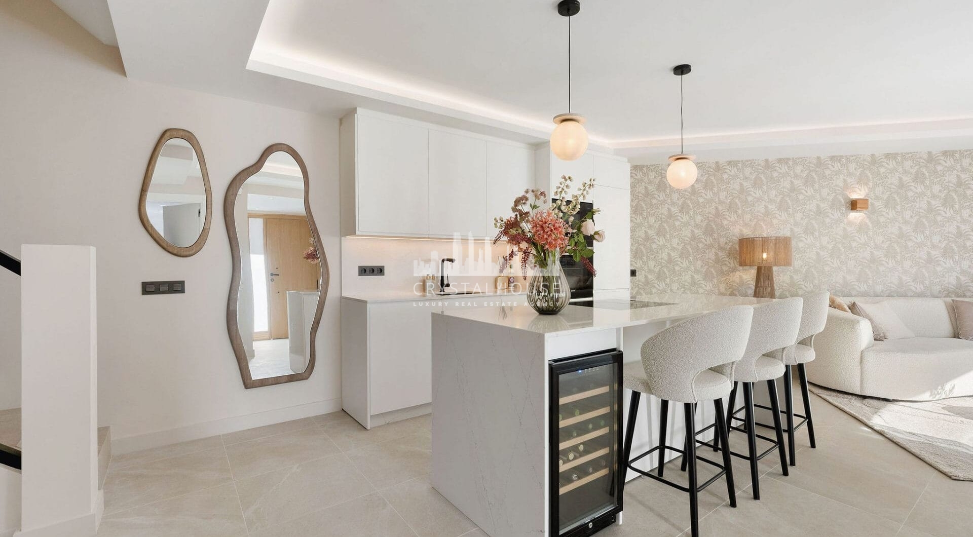 Located in the inviting expanse of Nueva Andalucía, just a brief stroll from the golden shores of Mistral beach and a minute’s drive from local shopping options.