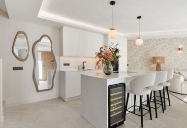 Located in the inviting expanse of Nueva Andalucía, just a brief stroll from the golden shores of Mistral beach and a minute’s drive from local shopping options.