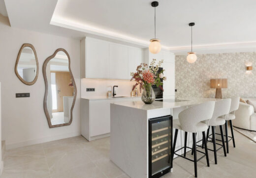 Located in the inviting expanse of Nueva Andalucía, just a brief stroll from the golden shores of Mistral beach and a minute’s drive from local shopping options.