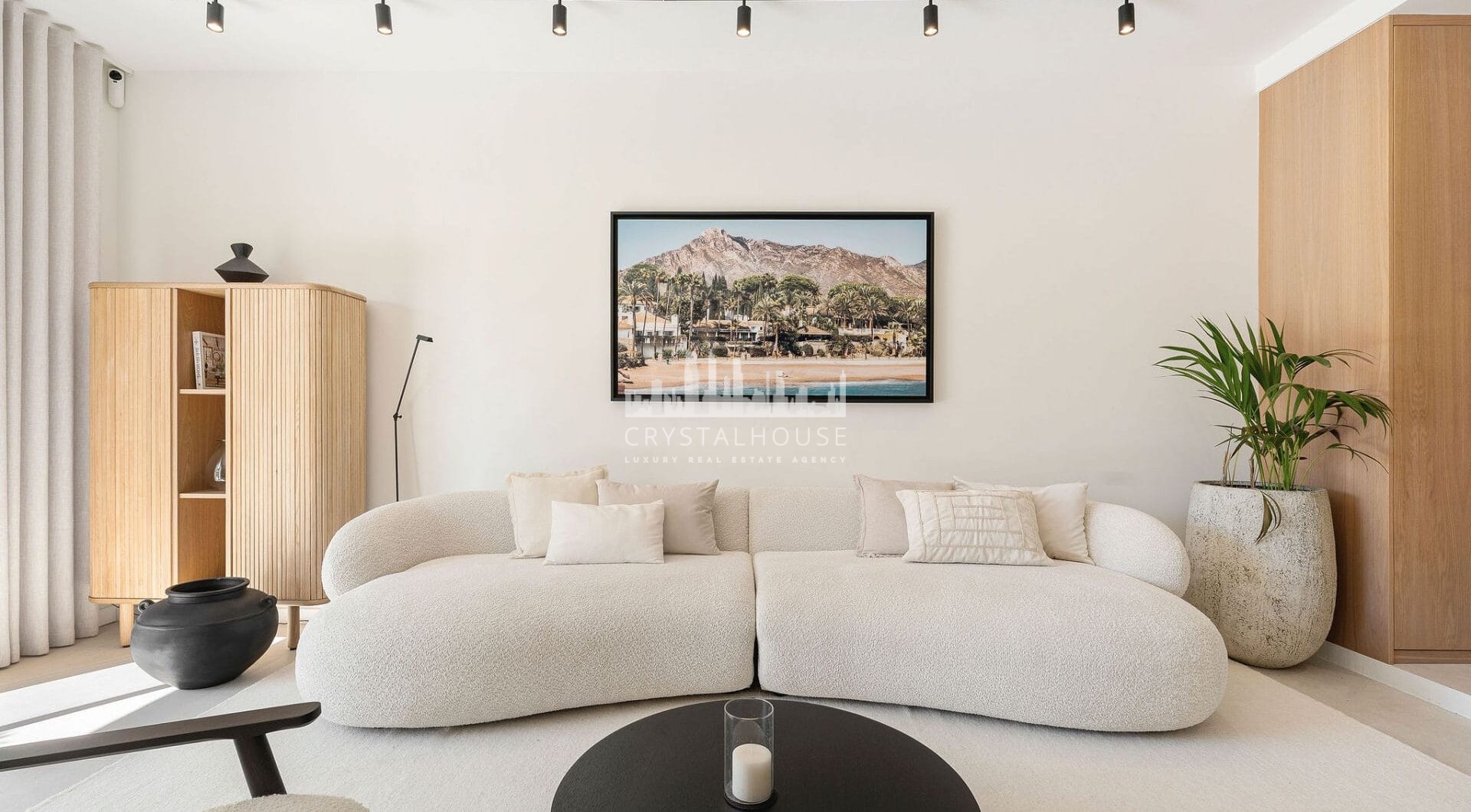 Casa Naranjos is a beautifully renovated townhouse for sale in the prestigious gated community of Los Naranjos Country Club, situated in the heart of Nueva Andalucía’s Golf Valley.