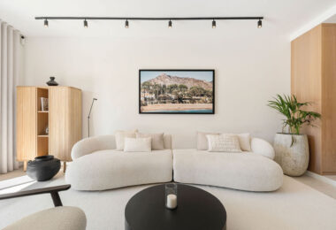 Casa Naranjos is a beautifully renovated townhouse for sale in the prestigious gated community of Los Naranjos Country Club, situated in the heart of Nueva Andalucía’s Golf Valley.
