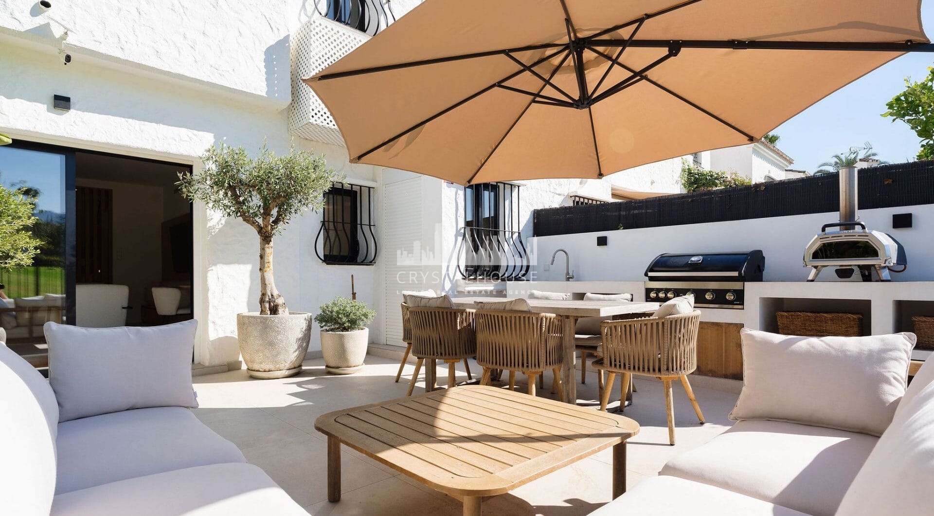 Casa Naranjos is a beautifully renovated townhouse for sale in the prestigious gated community of Los Naranjos Country Club, situated in the heart of Nueva Andalucía’s Golf Valley.