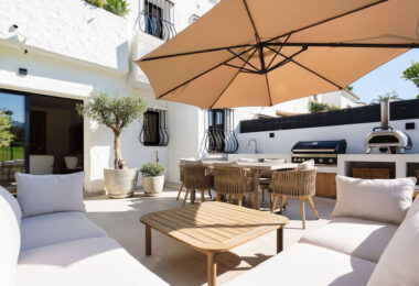 Casa Naranjos is a beautifully renovated townhouse for sale in the prestigious gated community of Los Naranjos Country Club, situated in the heart of Nueva Andalucía’s Golf Valley.