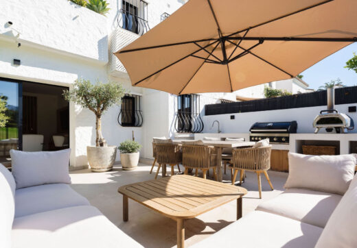 Casa Naranjos is a beautifully renovated townhouse for sale in the prestigious gated community of Los Naranjos Country Club, situated in the heart of Nueva Andalucía’s Golf Valley.