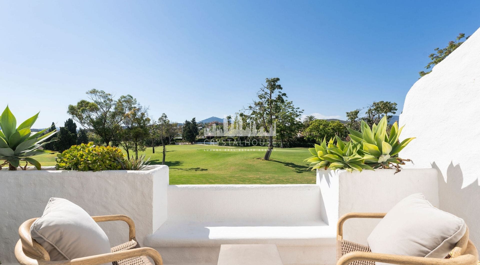 Casa Naranjos is a beautifully renovated townhouse for sale in the prestigious gated community of Los Naranjos Country Club, situated in the heart of Nueva Andalucía’s Golf Valley.