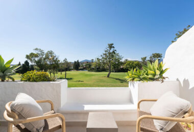 Casa Naranjos is a beautifully renovated townhouse for sale in the prestigious gated community of Los Naranjos Country Club, situated in the heart of Nueva Andalucía’s Golf Valley.