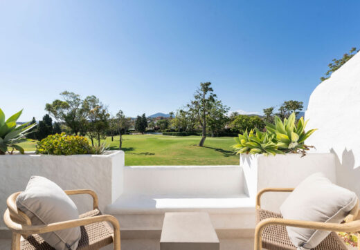Casa Naranjos is a beautifully renovated townhouse for sale in the prestigious gated community of Los Naranjos Country Club, situated in the heart of Nueva Andalucía’s Golf Valley.