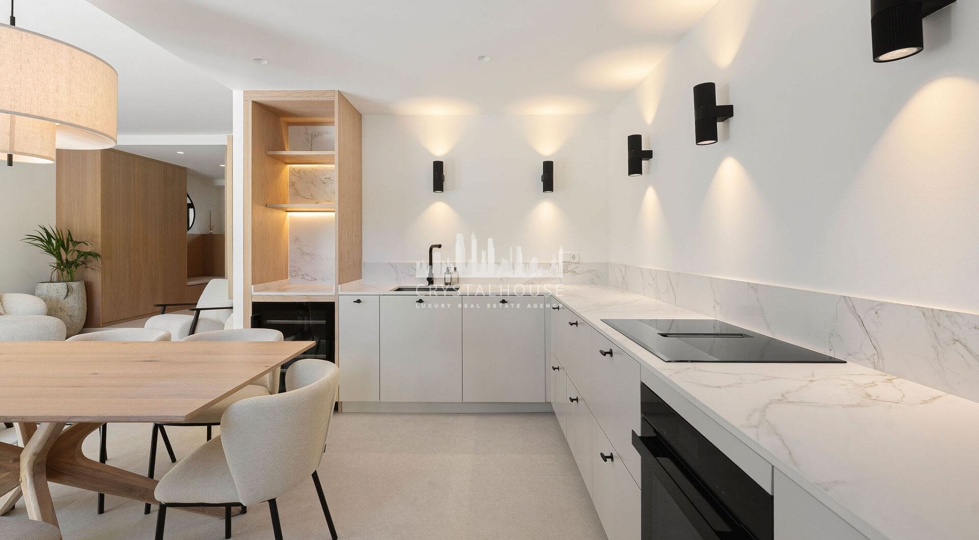 Casa Naranjos is a beautifully renovated townhouse for sale in the prestigious gated community of Los Naranjos Country Club, situated in the heart of Nueva Andalucía’s Golf Valley.