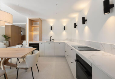 Casa Naranjos is a beautifully renovated townhouse for sale in the prestigious gated community of Los Naranjos Country Club, situated in the heart of Nueva Andalucía’s Golf Valley.