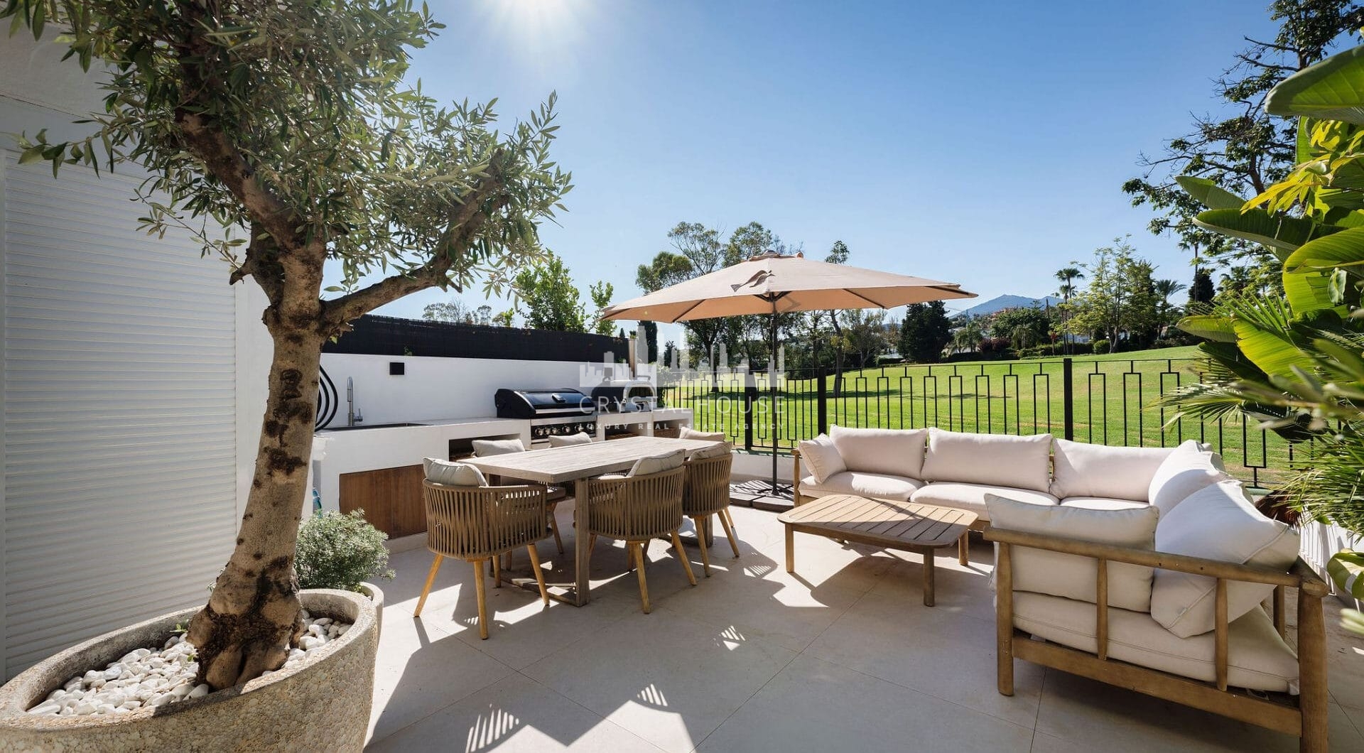 Casa Naranjos is a beautifully renovated townhouse for sale in the prestigious gated community of Los Naranjos Country Club, situated in the heart of Nueva Andalucía’s Golf Valley.