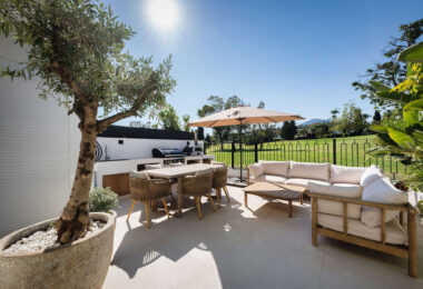 Casa Naranjos is a beautifully renovated townhouse for sale in the prestigious gated community of Los Naranjos Country Club, situated in the heart of Nueva Andalucía’s Golf Valley.