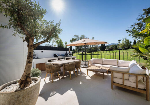 Casa Naranjos is a beautifully renovated townhouse for sale in the prestigious gated community of Los Naranjos Country Club, situated in the heart of Nueva Andalucía’s Golf Valley.