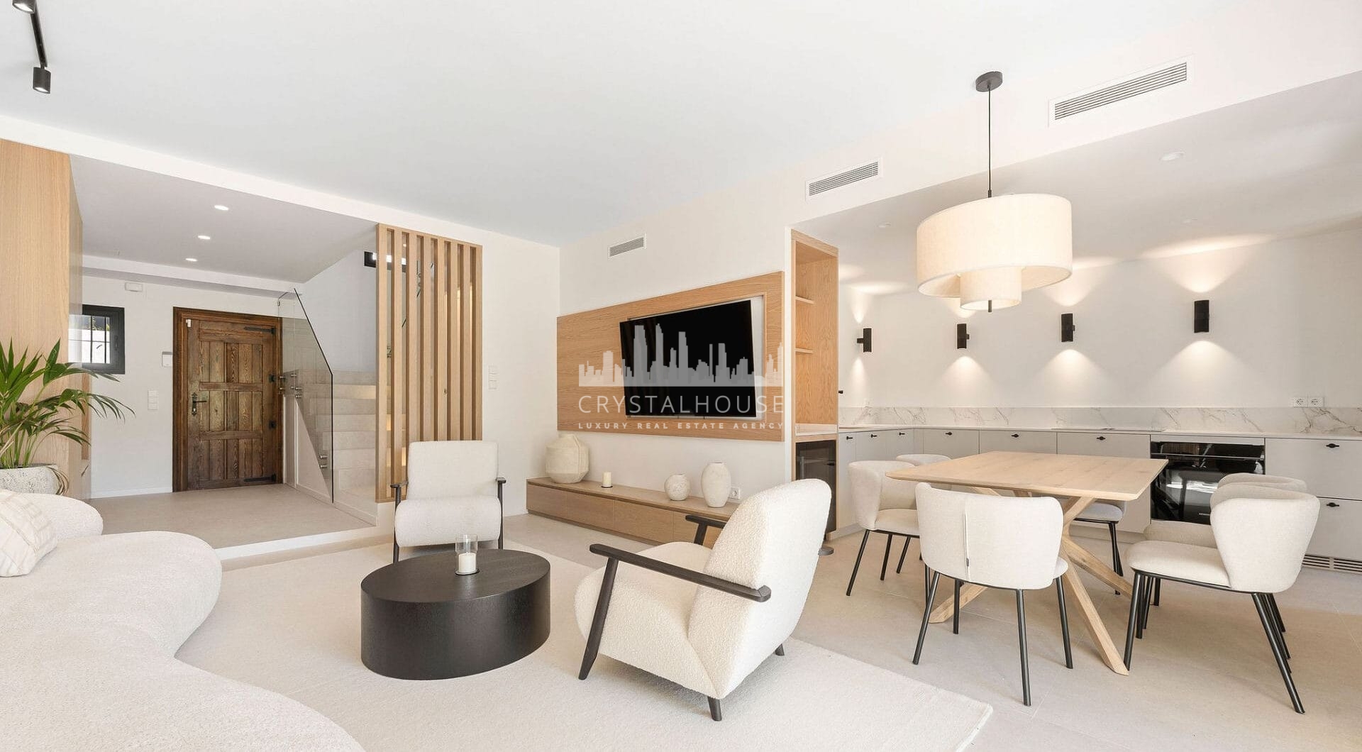 Casa Naranjos is a beautifully renovated townhouse for sale in the prestigious gated community of Los Naranjos Country Club, situated in the heart of Nueva Andalucía’s Golf Valley.