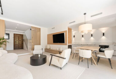 Casa Naranjos is a beautifully renovated townhouse for sale in the prestigious gated community of Los Naranjos Country Club, situated in the heart of Nueva Andalucía’s Golf Valley.