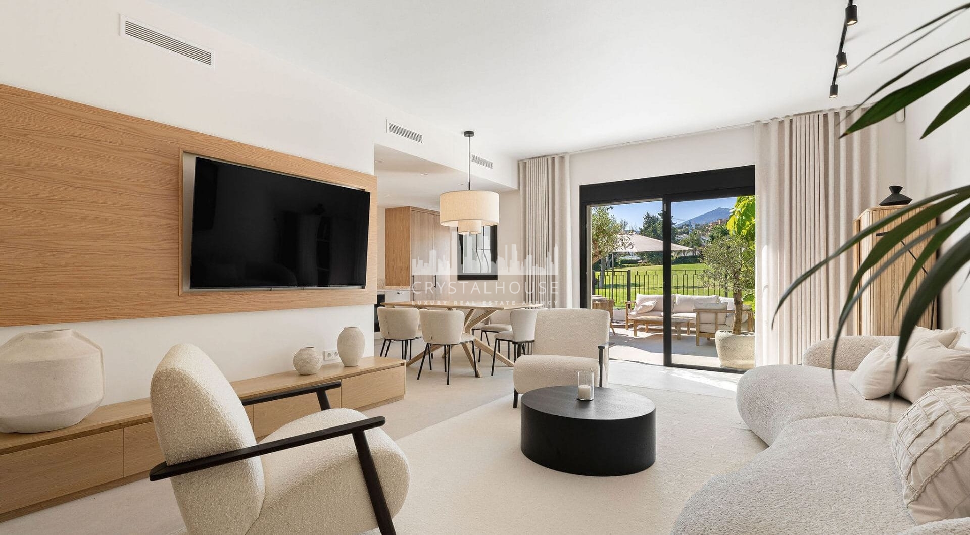 Casa Naranjos is a beautifully renovated townhouse for sale in the prestigious gated community of Los Naranjos Country Club, situated in the heart of Nueva Andalucía’s Golf Valley.