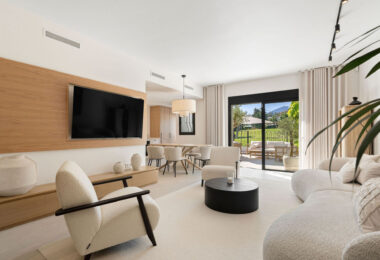 Casa Naranjos is a beautifully renovated townhouse for sale in the prestigious gated community of Los Naranjos Country Club, situated in the heart of Nueva Andalucía’s Golf Valley.