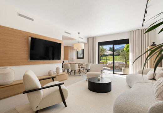 Casa Naranjos is a beautifully renovated townhouse for sale in the prestigious gated community of Los Naranjos Country Club, situated in the heart of Nueva Andalucía’s Golf Valley.