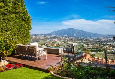 Modern semi-detached villa in La Alqueria, Mijas, within a private gated complex of just 8 homes.