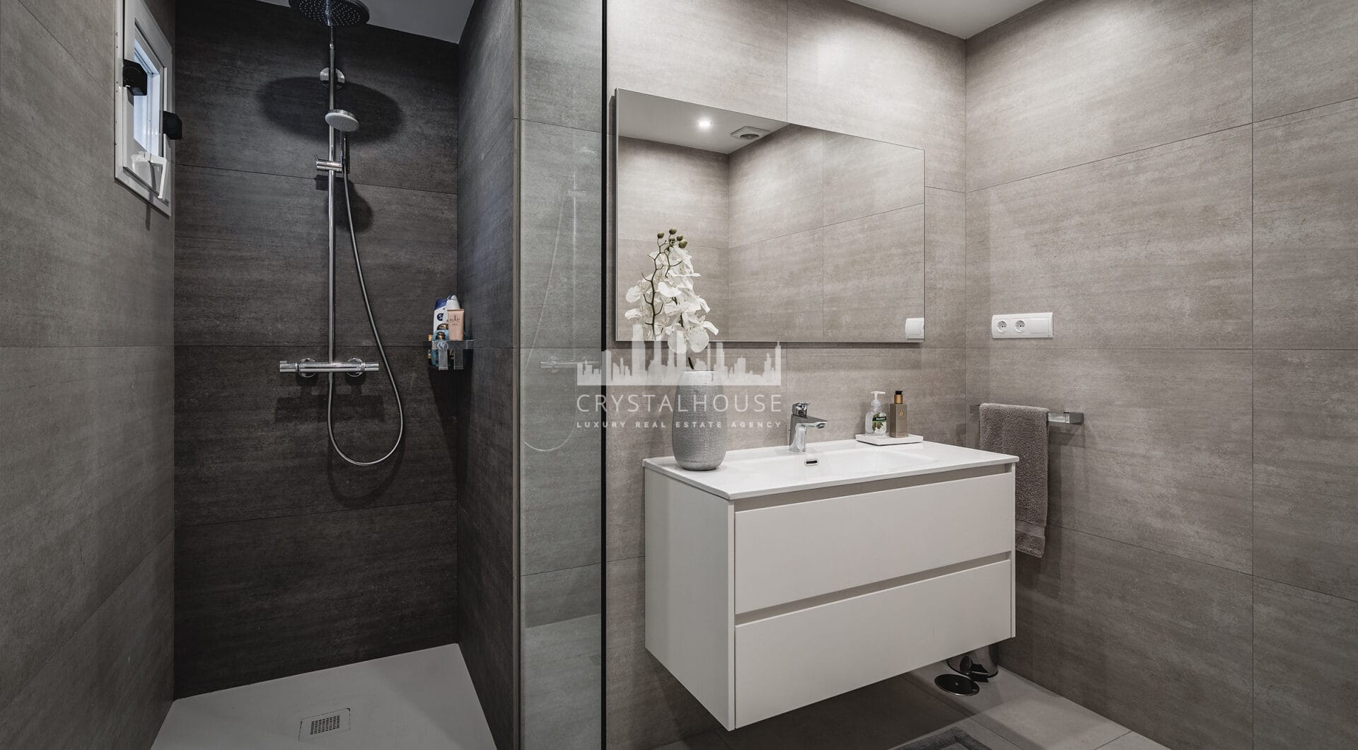 Fully renovated southwest-facing luxury apartment in Japanese Gardens, Marina Puente Romano.