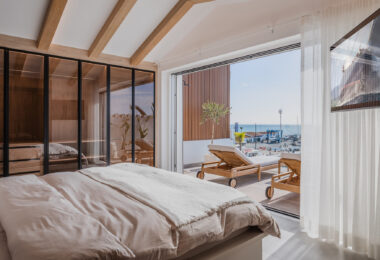 Bright and spacious fully renovated duplex penthouse in frontline Puerto Banús with panoramic marina and sea views. Featuring 4 bedrooms, 4 bathrooms, a modern open-plan living area, high-end marble floors, and a luxury terrace. Fully furnished and redesi