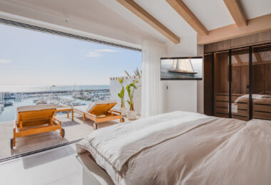 Bright and spacious fully renovated duplex penthouse in frontline Puerto Banús with panoramic marina and sea views. Featuring 4 bedrooms, 4 bathrooms, a modern open-plan living area, high-end marble floors, and a luxury terrace. Fully furnished and redesi