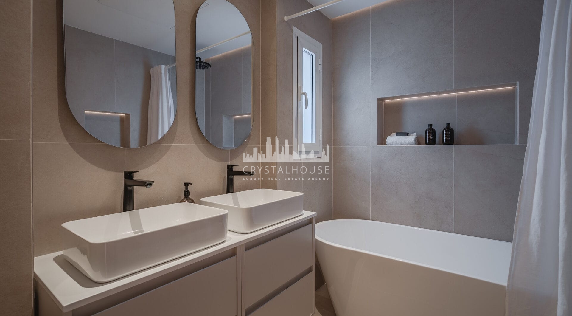 Bright and spacious fully renovated duplex penthouse in frontline Puerto Banús with panoramic marina and sea views. Featuring 4 bedrooms, 4 bathrooms, a modern open-plan living area, high-end marble floors, and a luxury terrace. Fully furnished and redesi