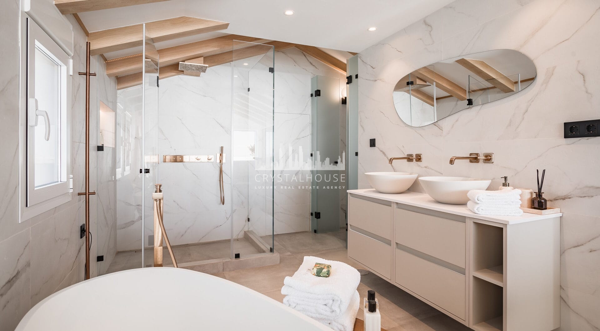 Bright and spacious fully renovated duplex penthouse in frontline Puerto Banús with panoramic marina and sea views. Featuring 4 bedrooms, 4 bathrooms, a modern open-plan living area, high-end marble floors, and a luxury terrace. Fully furnished and redesi