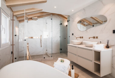 Bright and spacious fully renovated duplex penthouse in frontline Puerto Banús with panoramic marina and sea views. Featuring 4 bedrooms, 4 bathrooms, a modern open-plan living area, high-end marble floors, and a luxury terrace. Fully furnished and redesi