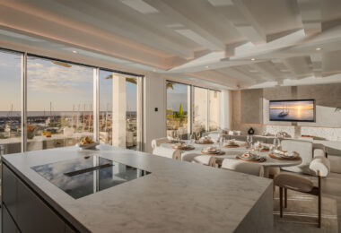 Bright and spacious fully renovated duplex penthouse in frontline Puerto Banús with panoramic marina and sea views. Featuring 4 bedrooms, 4 bathrooms, a modern open-plan living area, high-end marble floors, and a luxury terrace. Fully furnished and redesi