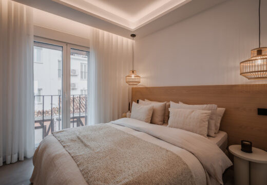 Bright and spacious fully renovated duplex penthouse in frontline Puerto Banús with panoramic marina and sea views. Featuring 4 bedrooms, 4 bathrooms, a modern open-plan living area, high-end marble floors, and a luxury terrace. Fully furnished and redesi