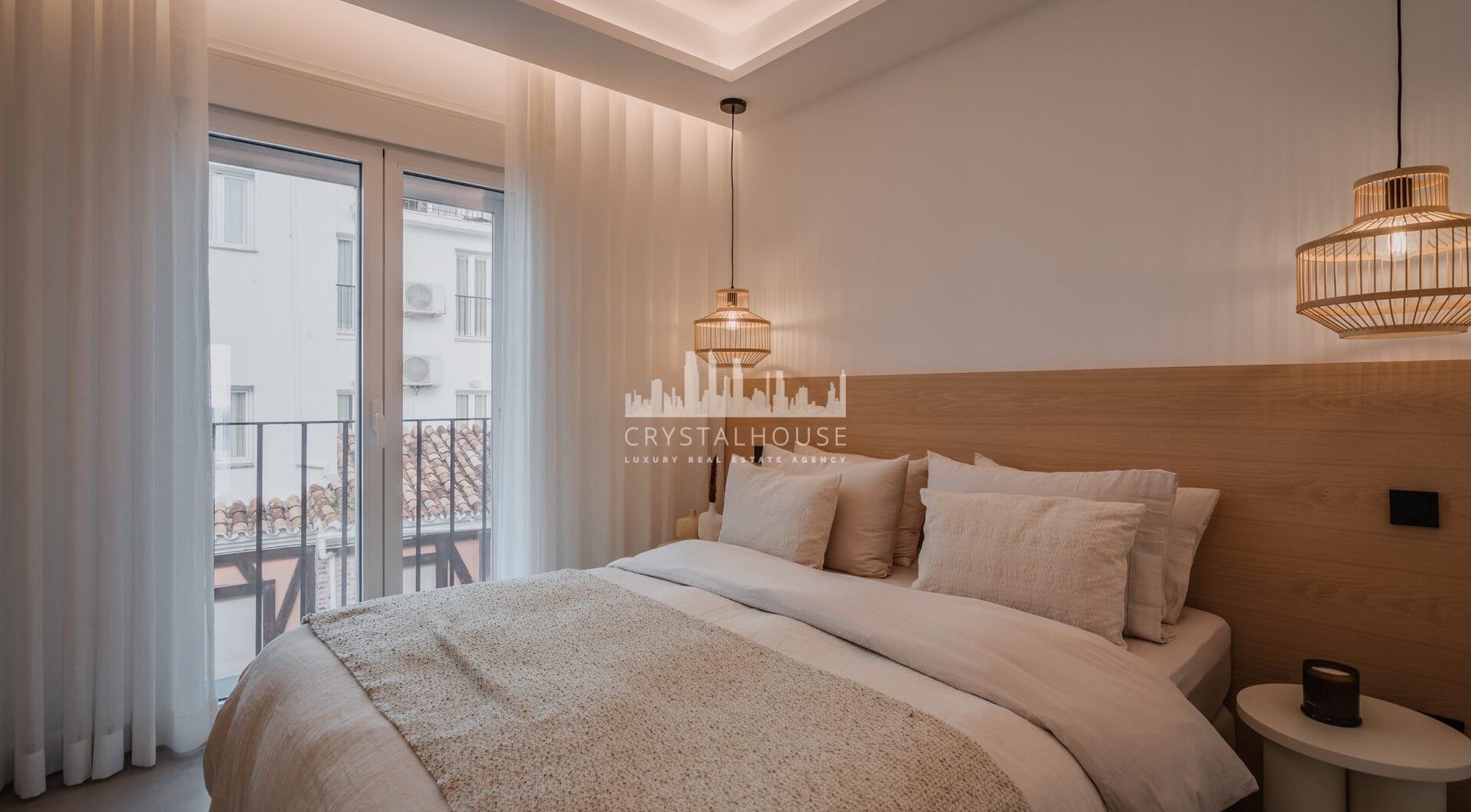 Bright and spacious fully renovated duplex penthouse in frontline Puerto Banús with panoramic marina and sea views. Featuring 4 bedrooms, 4 bathrooms, a modern open-plan living area, high-end marble floors, and a luxury terrace. Fully furnished and redesi