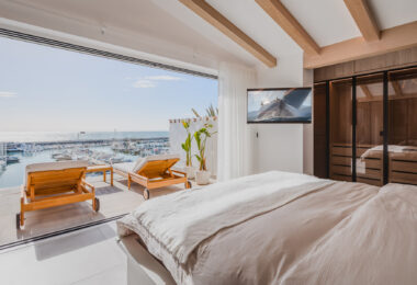 Bright and spacious fully renovated duplex penthouse in frontline Puerto Banús with panoramic marina and sea views. Featuring 4 bedrooms, 4 bathrooms, a modern open-plan living area, high-end marble floors, and a luxury terrace. Fully furnished and redesi
